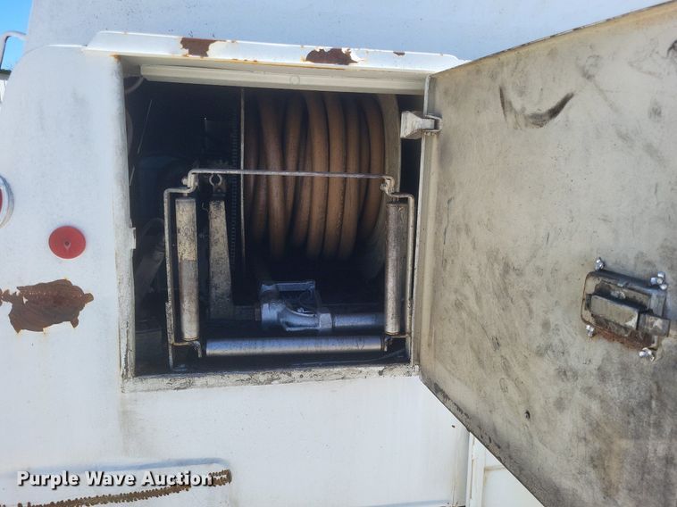 image for item DO4880 1985 International S1700 fuel truck