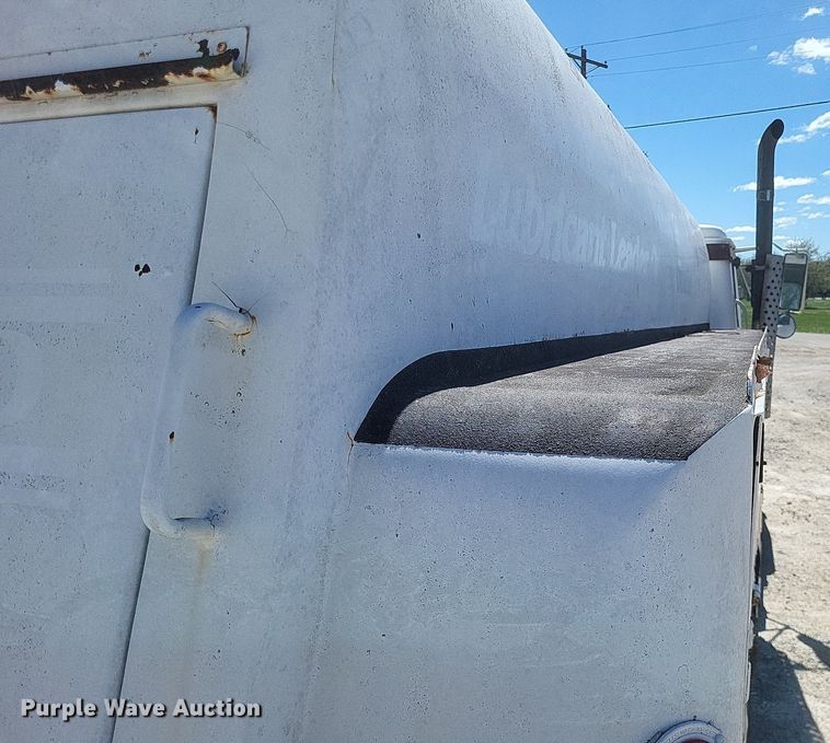 image for item DO4880 1985 International S1700 fuel truck