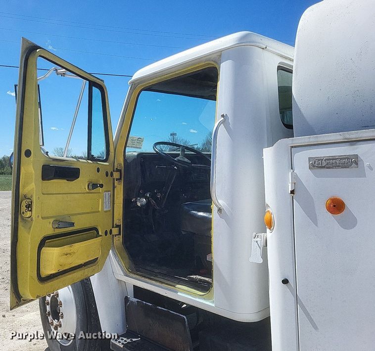 image for item DO4880 1985 International S1700 fuel truck