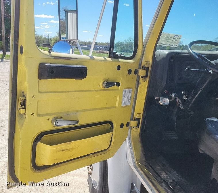 image for item DO4880 1985 International S1700 fuel truck