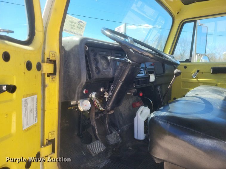 image for item DO4880 1985 International S1700 fuel truck