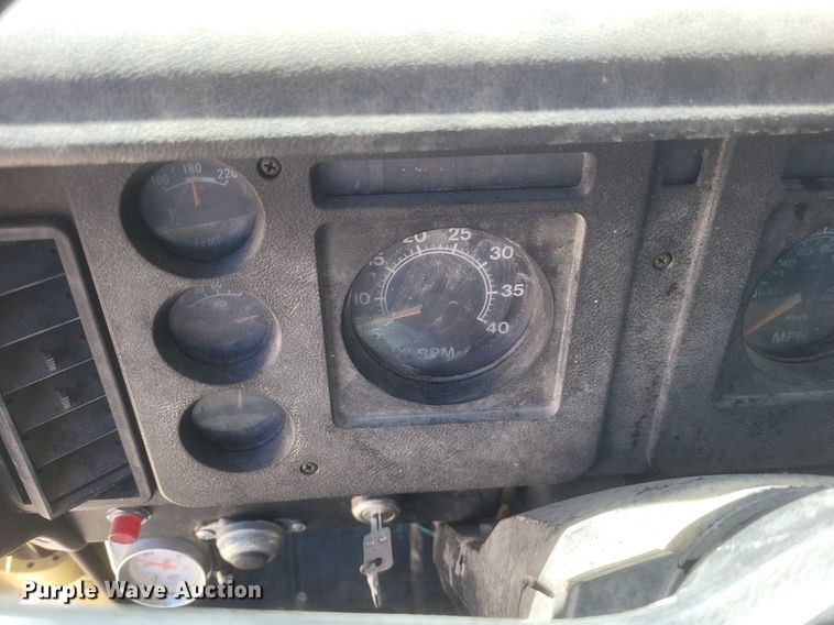 image for item DO4880 1985 International S1700 fuel truck