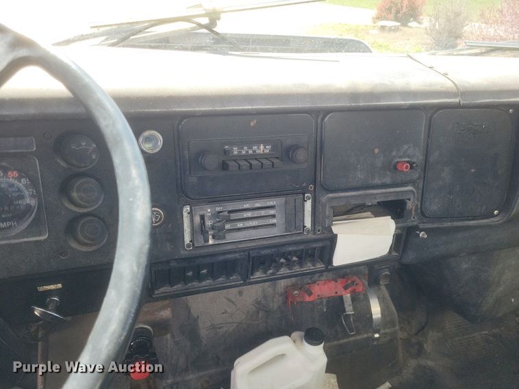 image for item DO4880 1985 International S1700 fuel truck