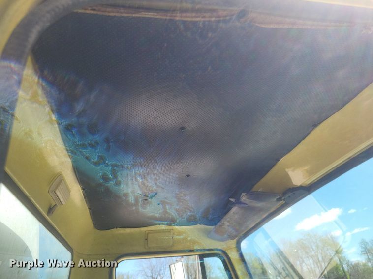 image for item DO4880 1985 International S1700 fuel truck