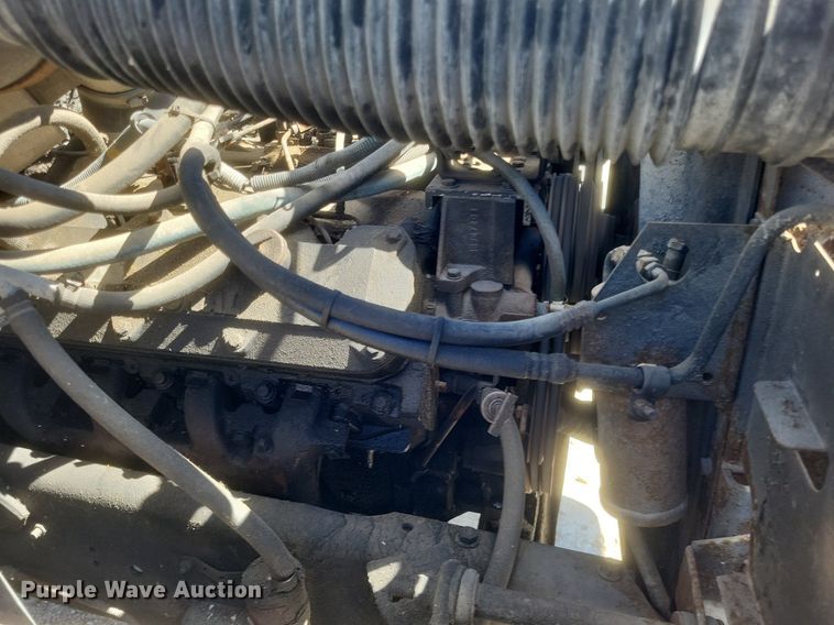 image for item DO4880 1985 International S1700 fuel truck