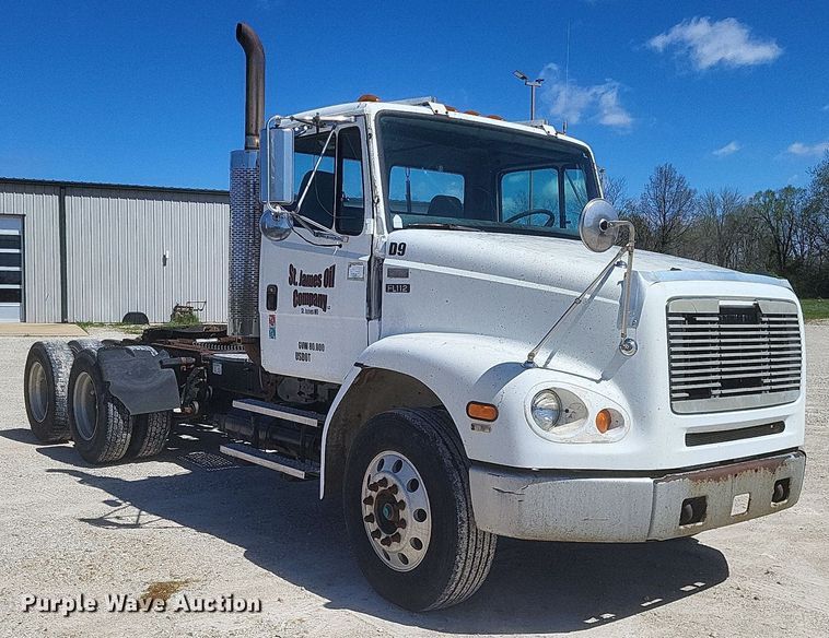 image for item DO4881 1998 Freightliner FL112 semi truck