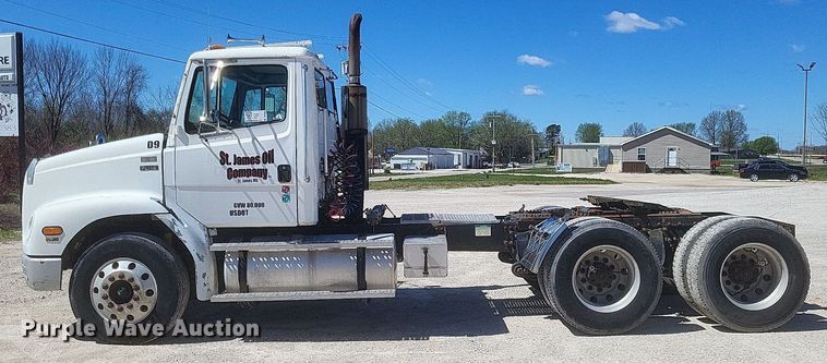 image for item DO4881 1998 Freightliner FL112 semi truck