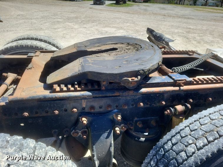 image for item DO4881 1998 Freightliner FL112 semi truck