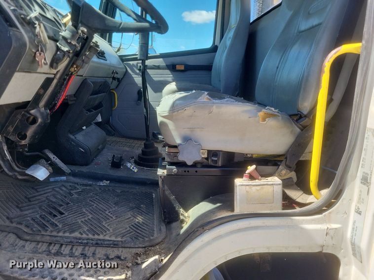 image for item DO4881 1998 Freightliner FL112 semi truck