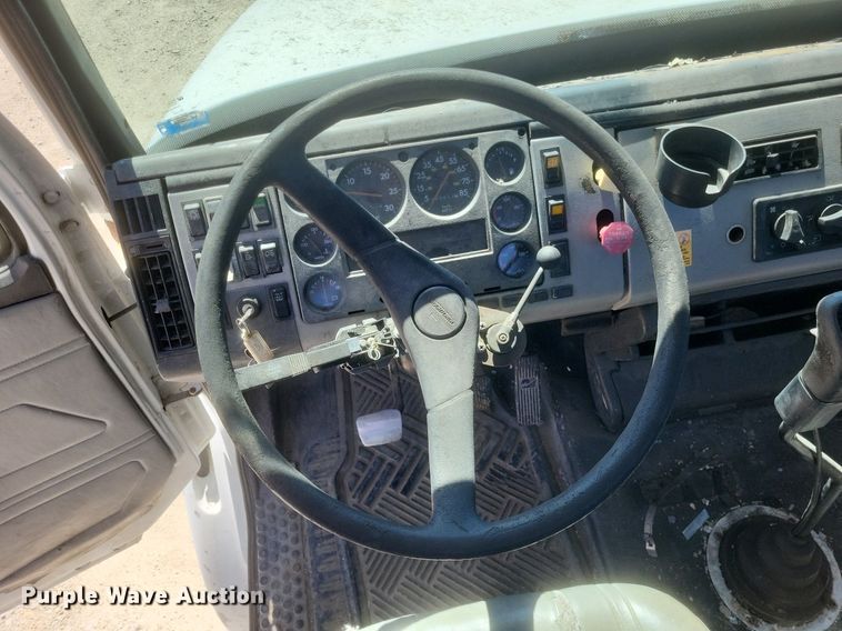 image for item DO4881 1998 Freightliner FL112 semi truck