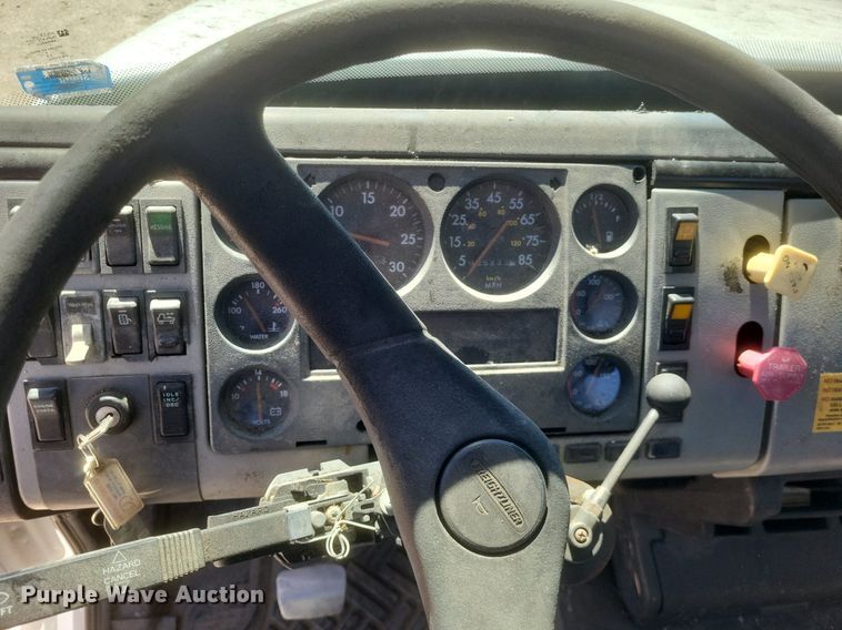 image for item DO4881 1998 Freightliner FL112 semi truck