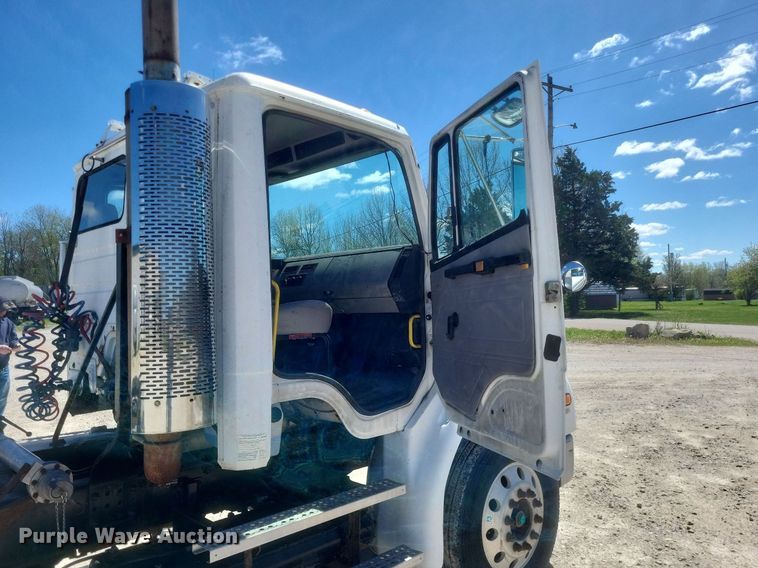 image for item DO4881 1998 Freightliner FL112 semi truck