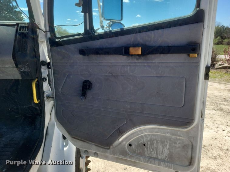 image for item DO4881 1998 Freightliner FL112 semi truck