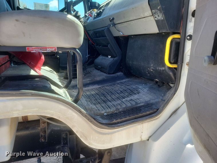 image for item DO4881 1998 Freightliner FL112 semi truck