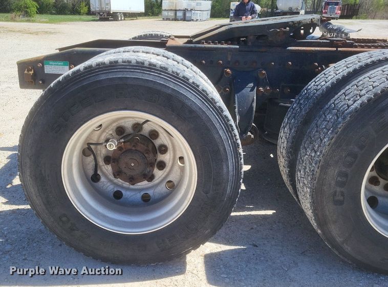 image for item DO4881 1998 Freightliner FL112 semi truck