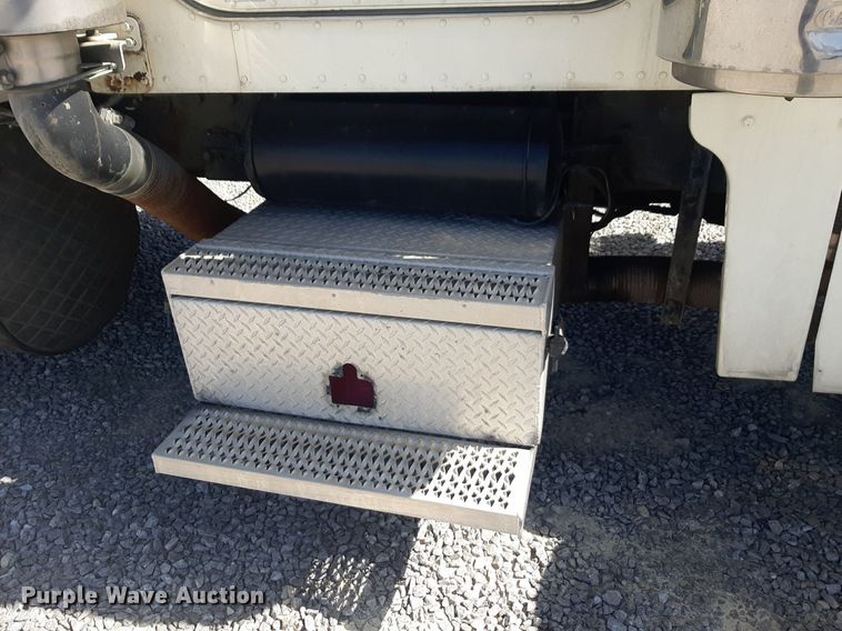 image for item DP2714 2001 Peterbilt 379 semi truck