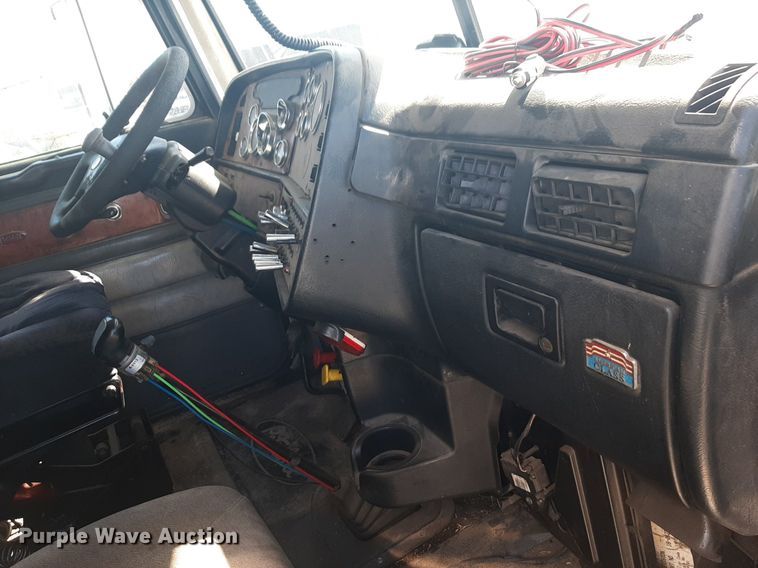 image for item DP2714 2001 Peterbilt 379 semi truck