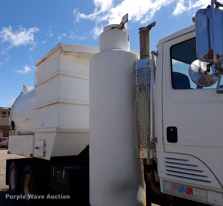 image for item DP2772 1994 Freightliner  vacuum truck