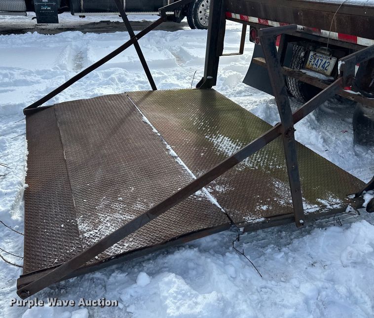 image for item DQ0617 1981 Stoughton FRPV-455T-AR dry van trailer