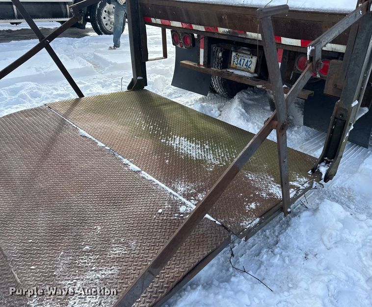 image for item DQ0617 1981 Stoughton FRPV-455T-AR dry van trailer