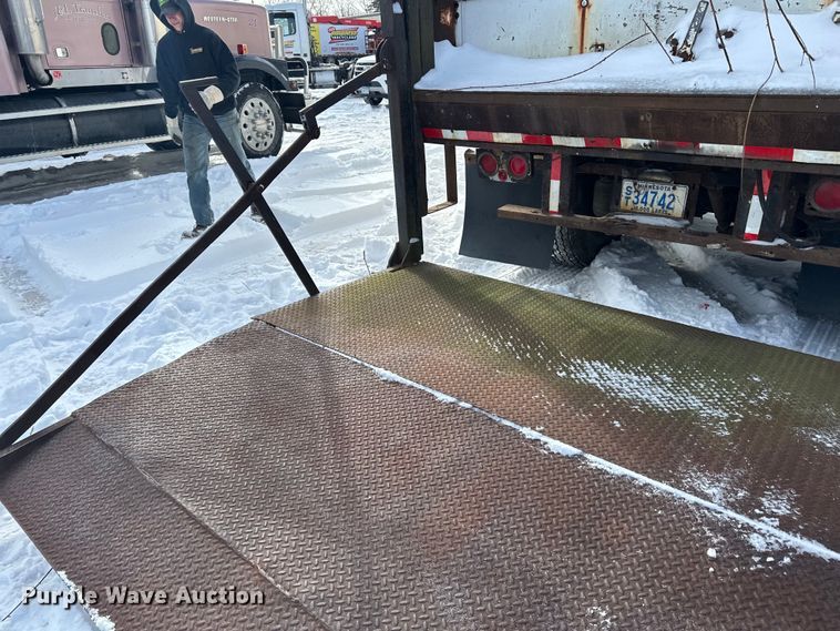 image for item DQ0617 1981 Stoughton FRPV-455T-AR dry van trailer