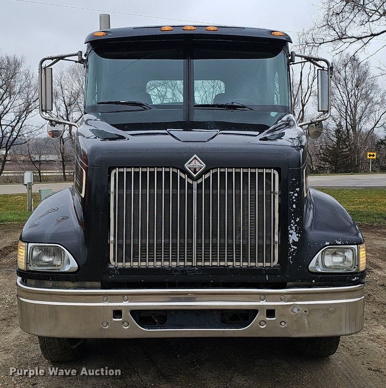 image for item DQ8667 2003 International 9200i semi truck