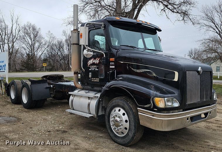 image for item DQ8667 2003 International 9200i semi truck