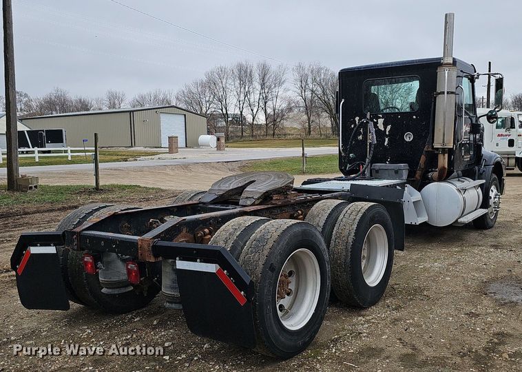 image for item DQ8667 2003 International 9200i semi truck