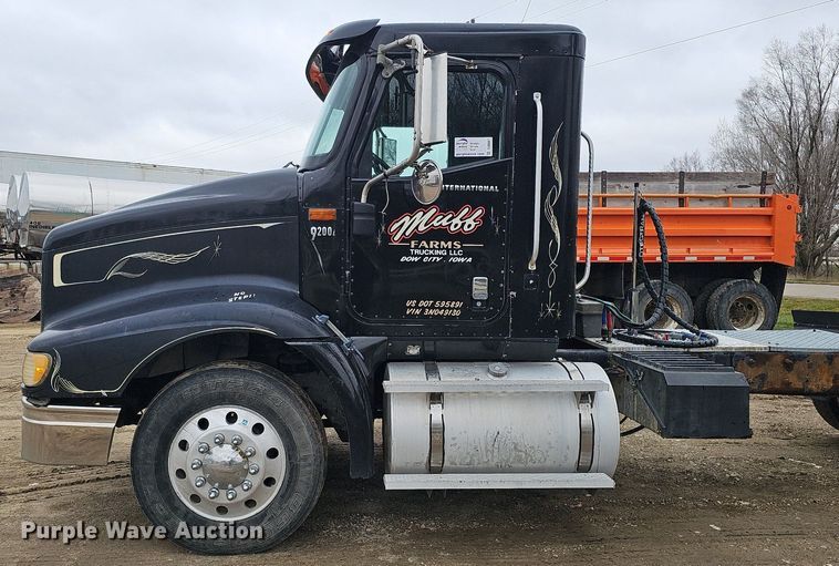 image for item DQ8667 2003 International 9200i semi truck