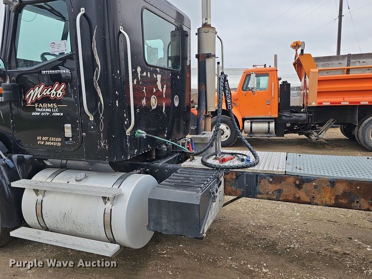 image for item DQ8667 2003 International 9200i semi truck