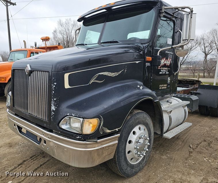 image for item DQ8667 2003 International 9200i semi truck