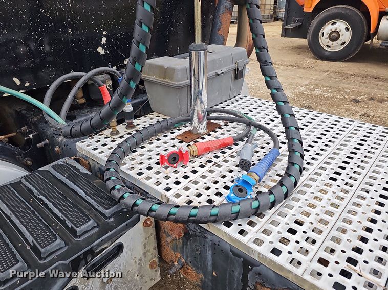 image for item DQ8667 2003 International 9200i semi truck