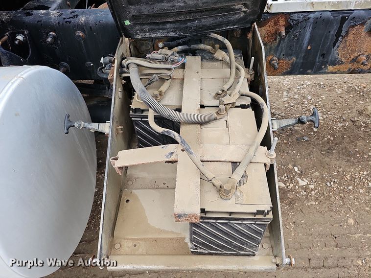 image for item DQ8667 2003 International 9200i semi truck