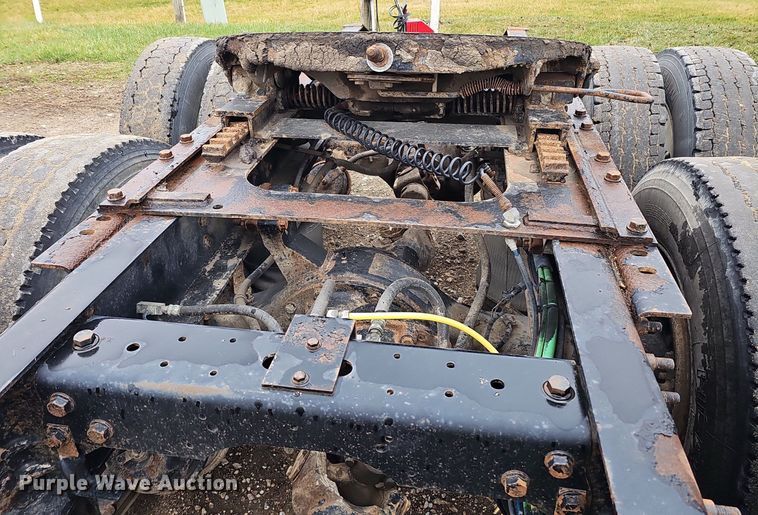 image for item DQ8667 2003 International 9200i semi truck