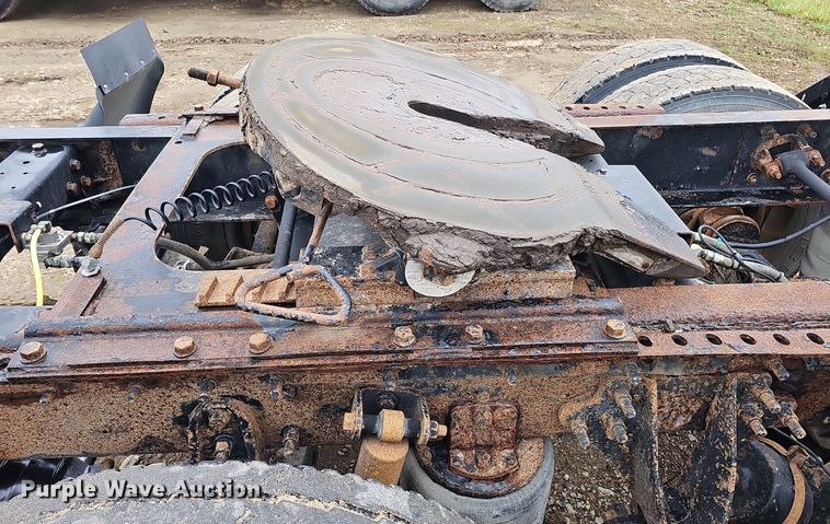 image for item DQ8667 2003 International 9200i semi truck