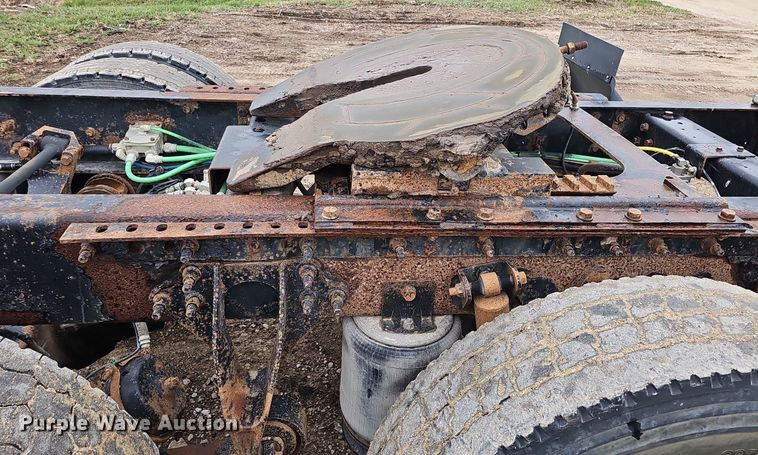 image for item DQ8667 2003 International 9200i semi truck