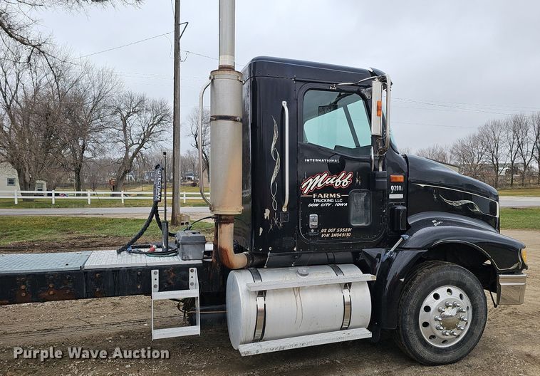 image for item DQ8667 2003 International 9200i semi truck