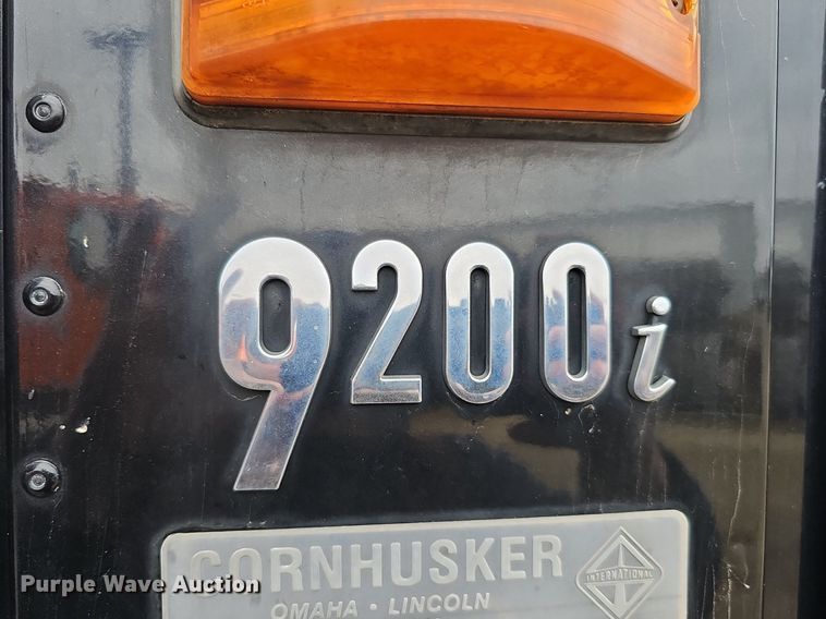 image for item DQ8667 2003 International 9200i semi truck