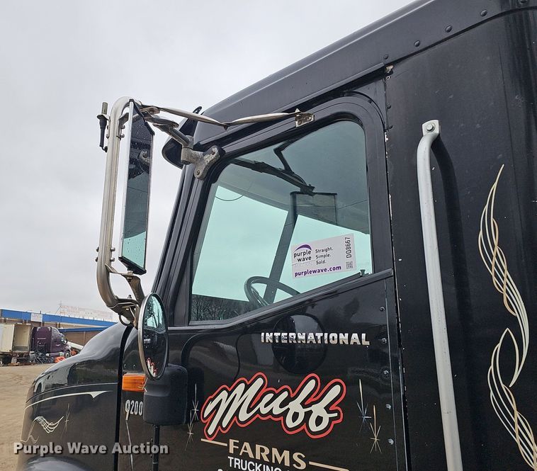 image for item DQ8667 2003 International 9200i semi truck