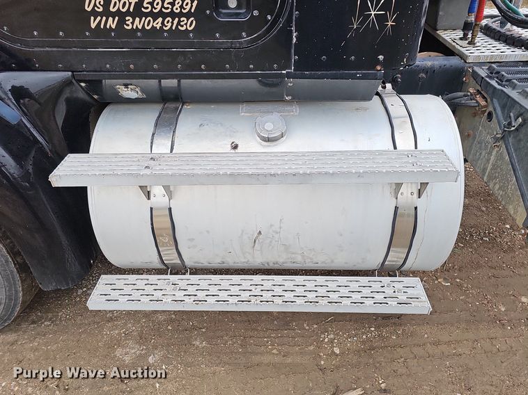 image for item DQ8667 2003 International 9200i semi truck