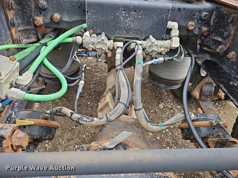 image for item DQ8667 2003 International 9200i semi truck