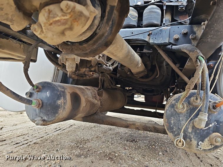 image for item DQ8667 2003 International 9200i semi truck