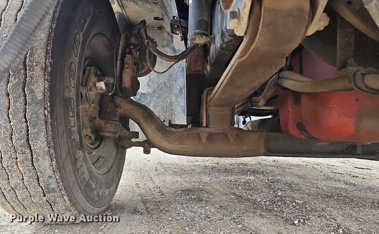 image for item DQ8667 2003 International 9200i semi truck