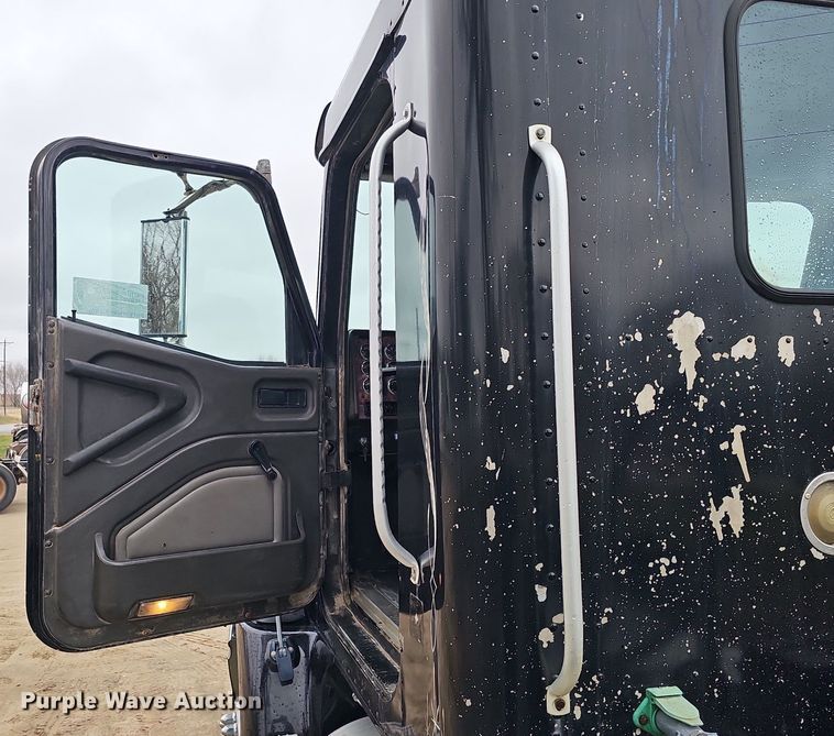 image for item DQ8667 2003 International 9200i semi truck