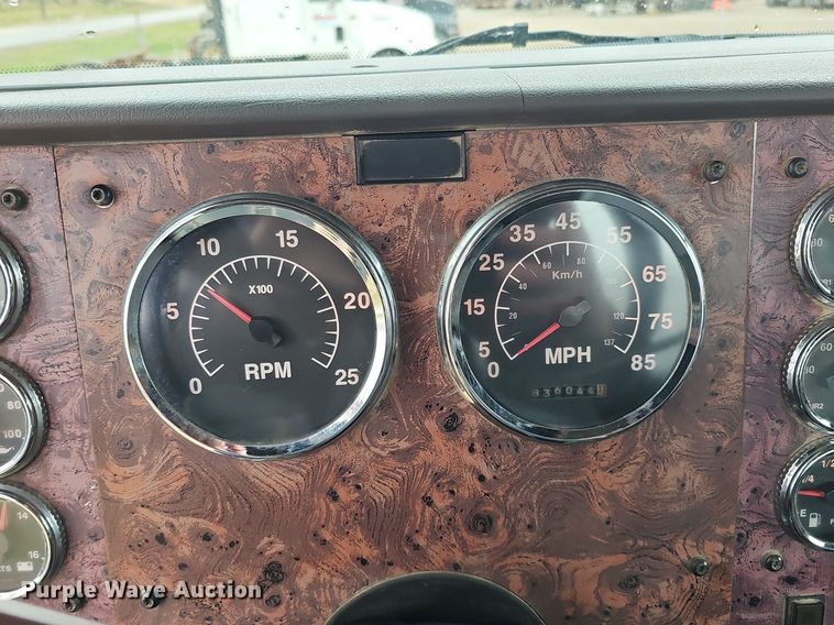 image for item DQ8667 2003 International 9200i semi truck