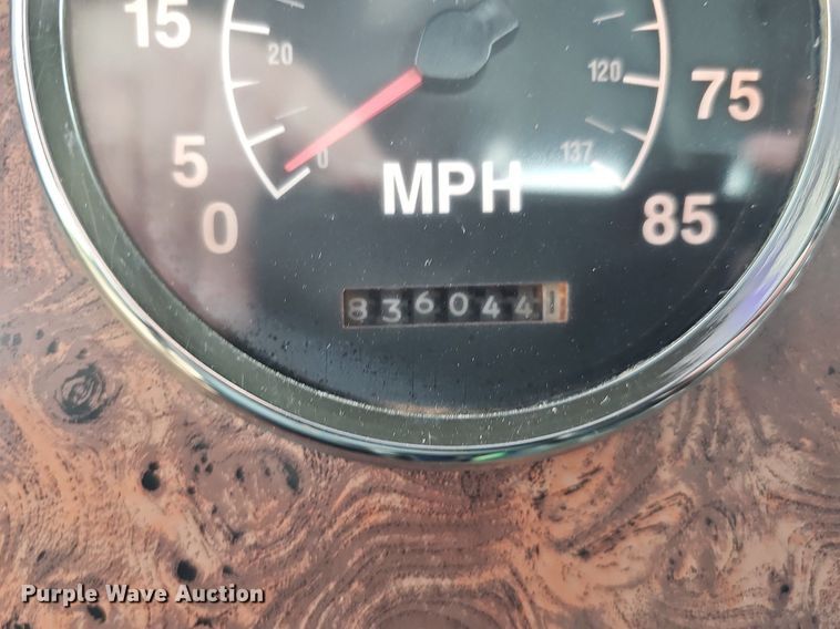 image for item DQ8667 2003 International 9200i semi truck