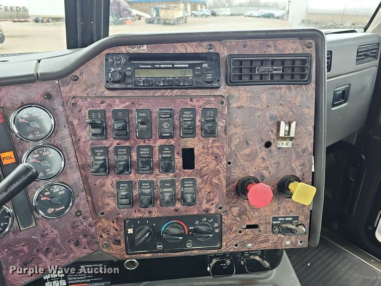 image for item DQ8667 2003 International 9200i semi truck