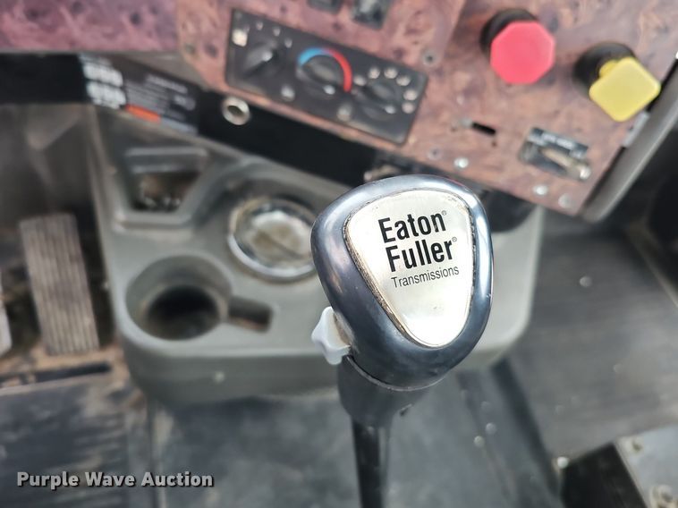 image for item DQ8667 2003 International 9200i semi truck