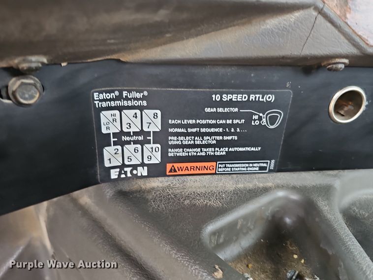 image for item DQ8667 2003 International 9200i semi truck