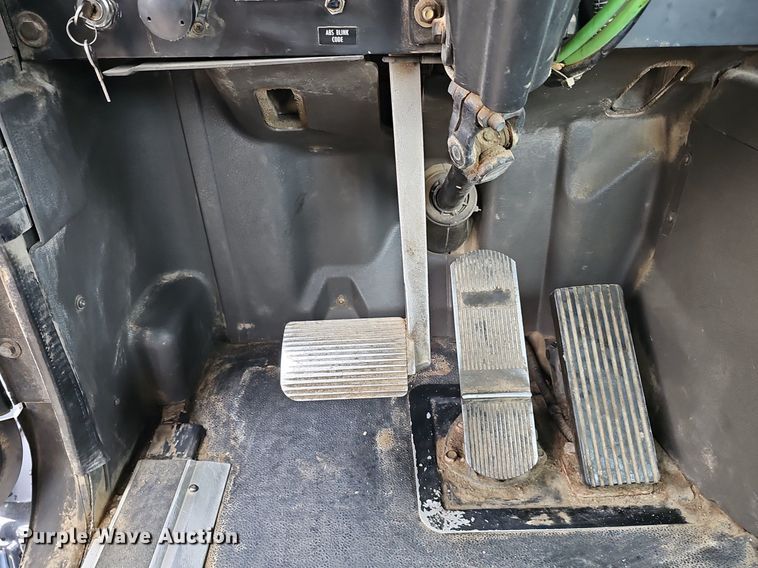 image for item DQ8667 2003 International 9200i semi truck